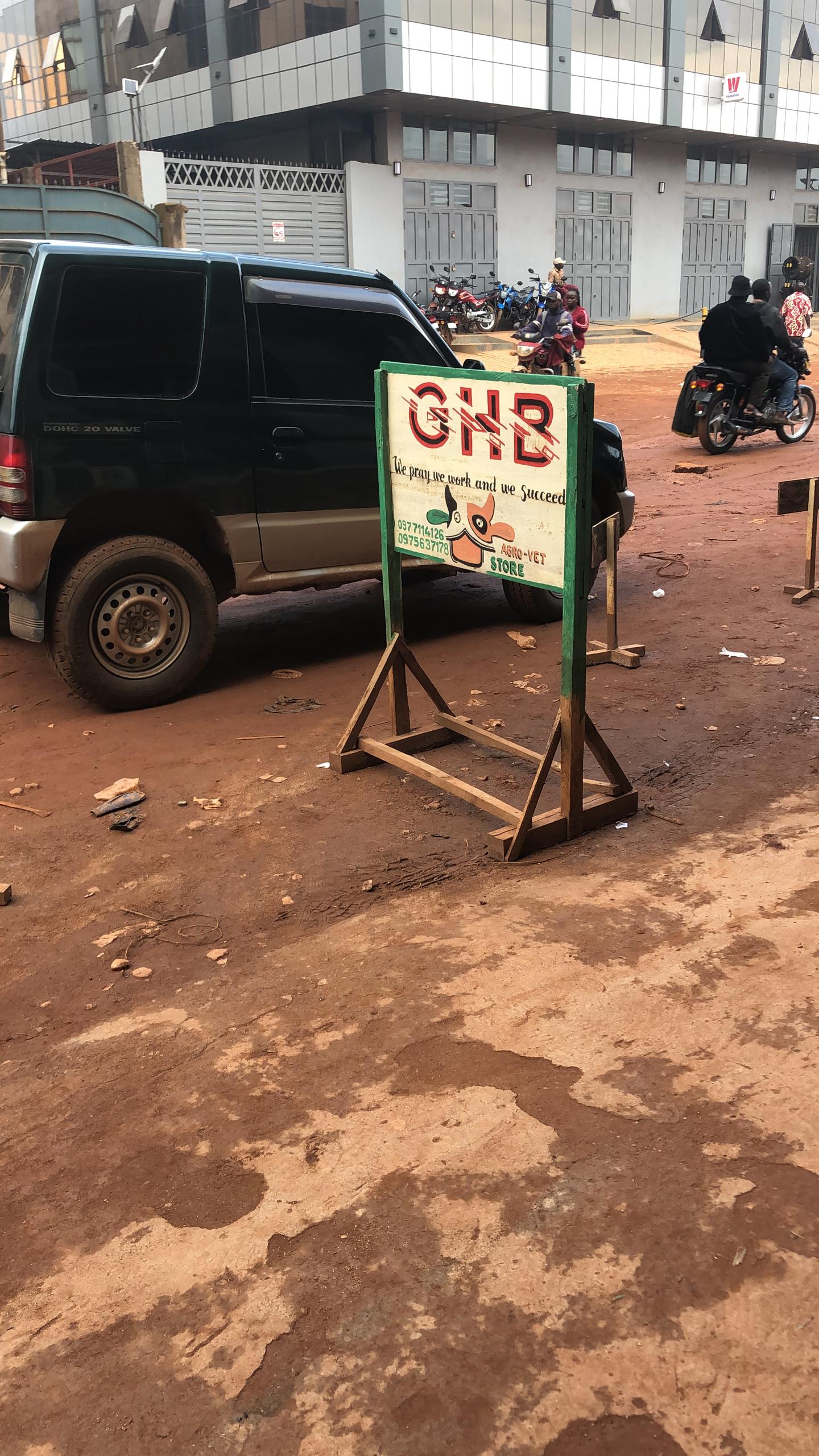 Enseigne GHB Agro-Vet Store dans une rue de Butembo